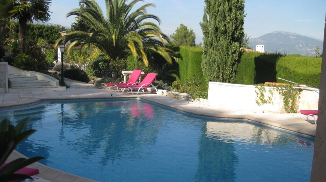 Swimming pool very private 