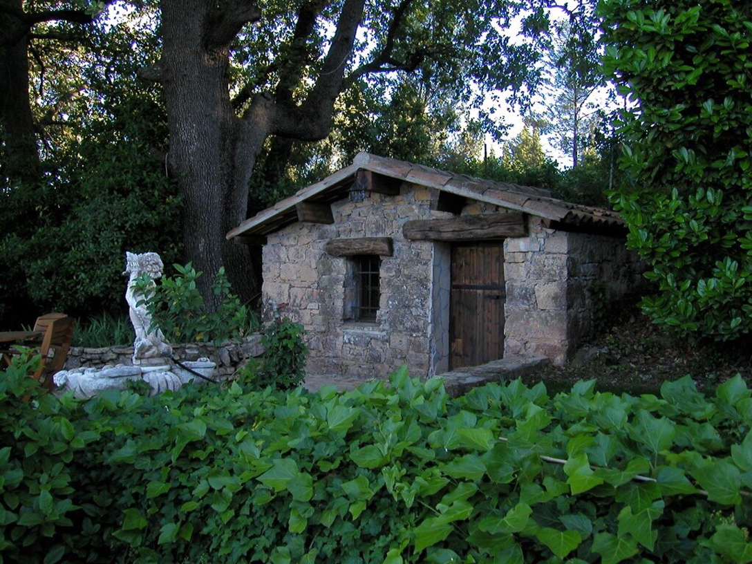 Wine cellar area with big oak shade tree and wonderful views