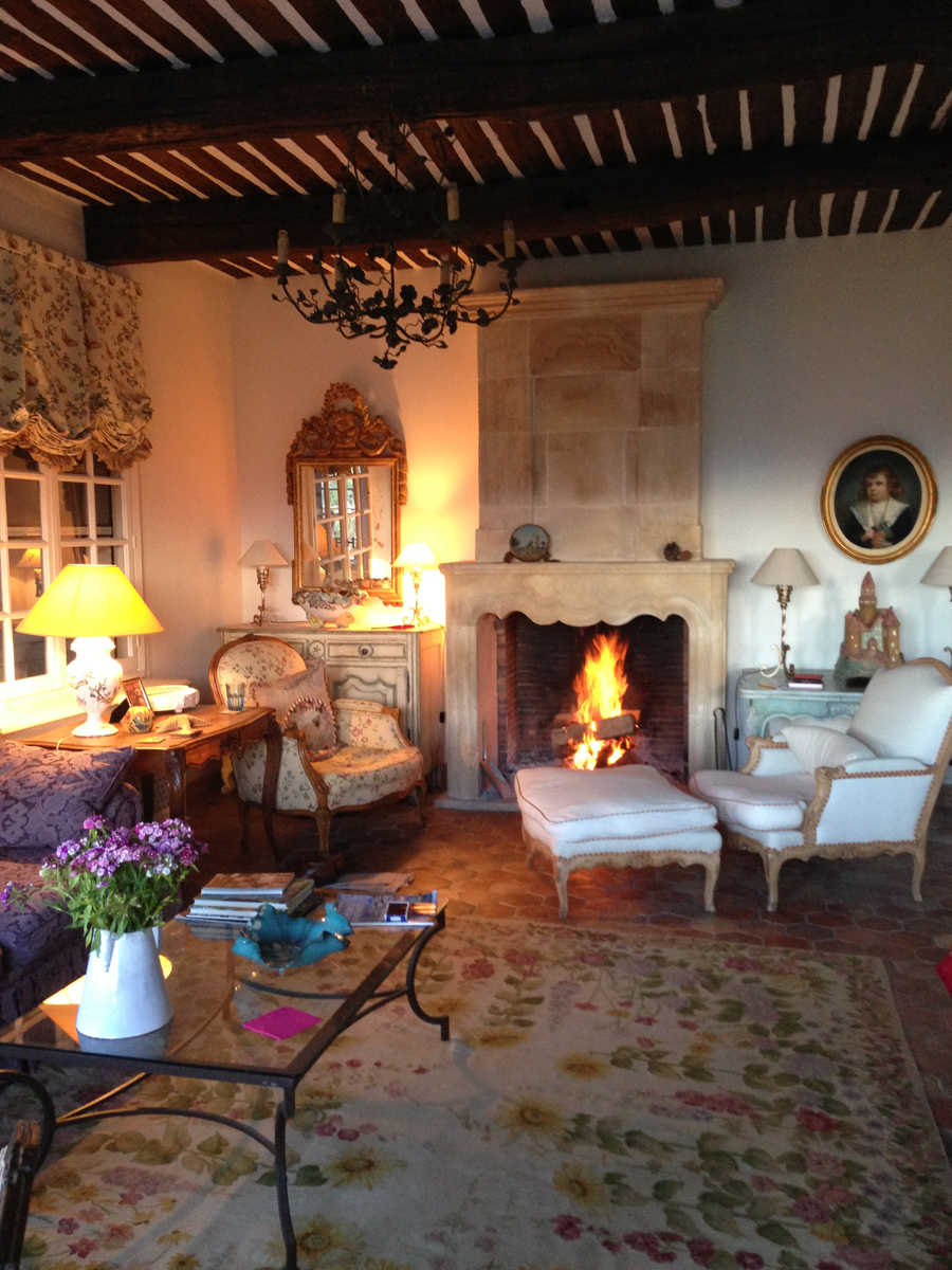 Working fireplace in living room