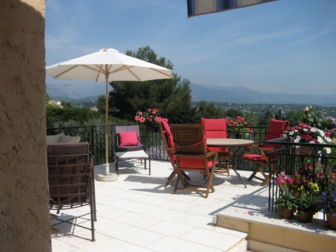 Big L-shaped terrace off kitchen great views 