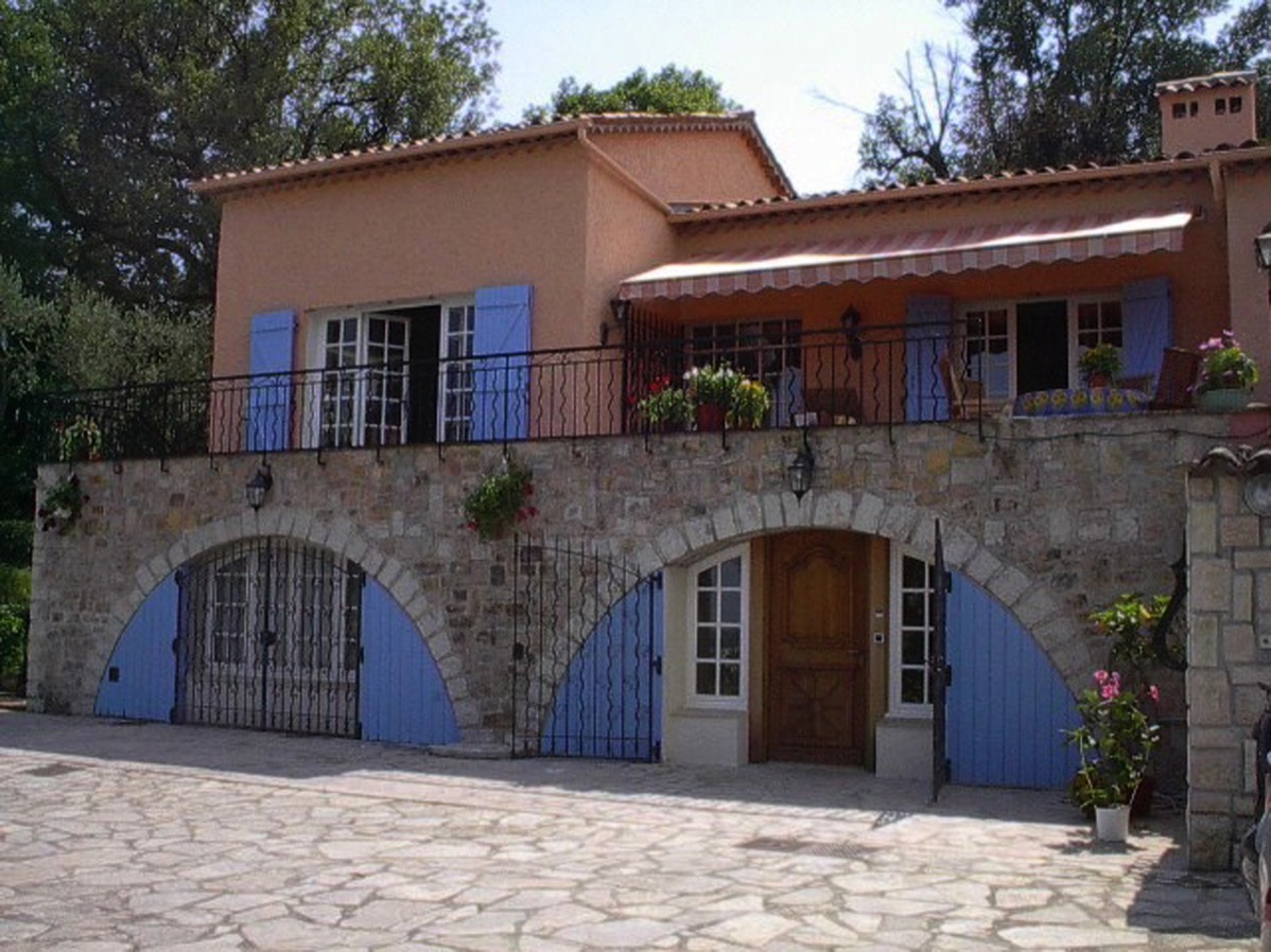 Entrance to house from driveway