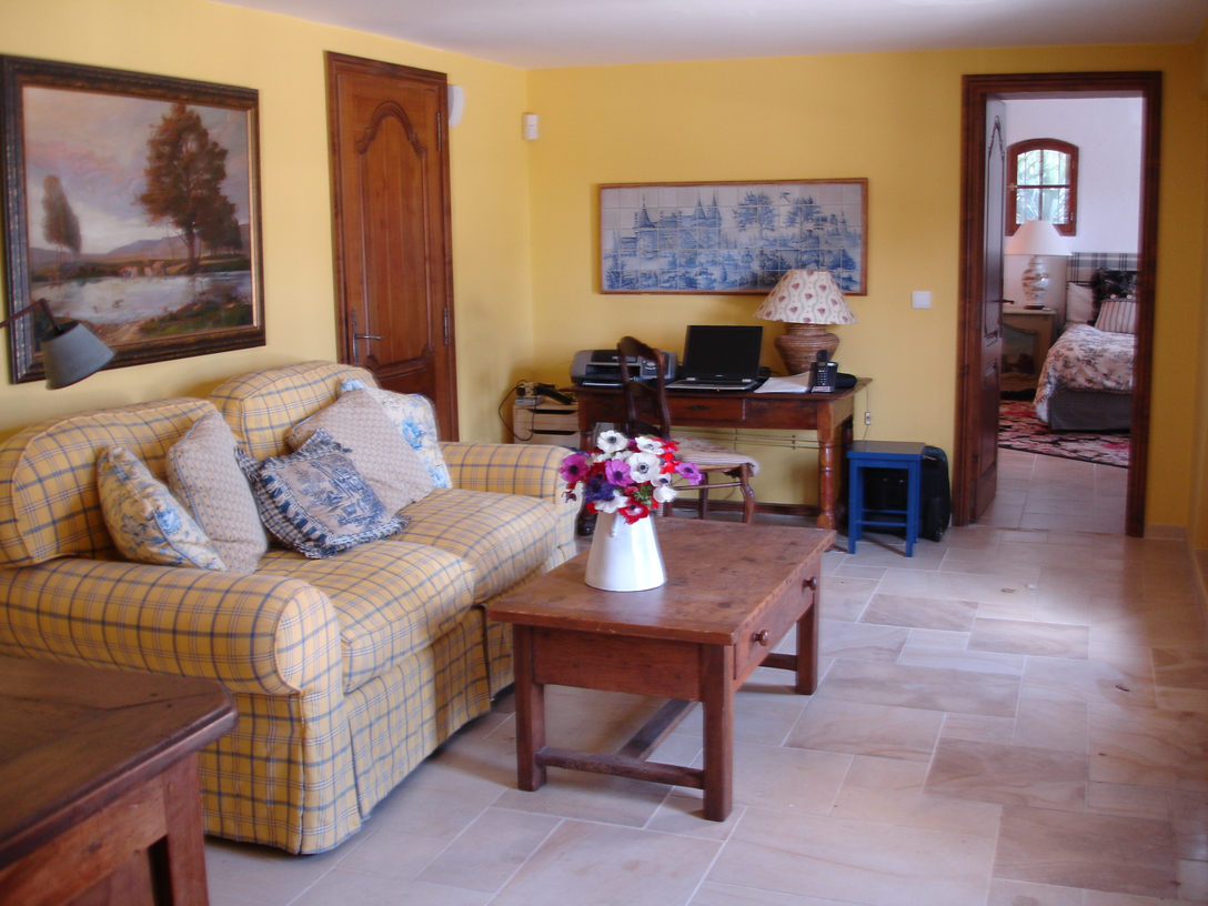 Sitting area between the two bedrooms on the entrance level floor 